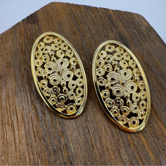Vintage gold tone Etruscan style large textured oval stud earrings - Picture 3 of 10
